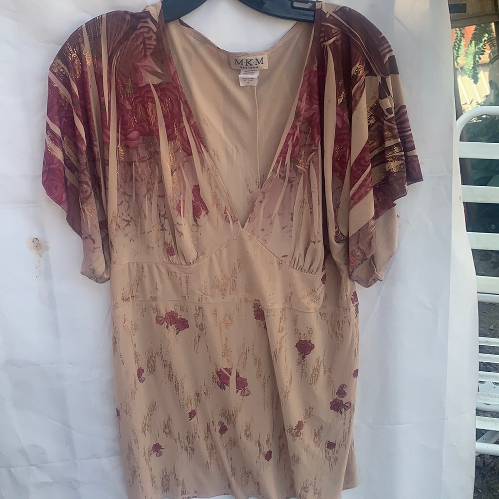 MKM Designs top ----Gorgeous cut! Soft  Floral